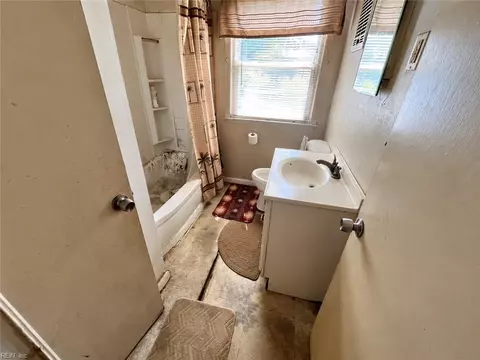 Bath - 8508 Kennedy Dr, Hampton, VA 23605 photo 2 of 2