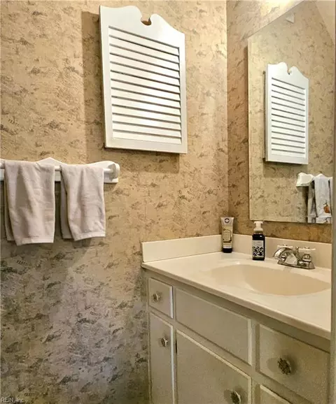 Bath - 107 Five Forks Ln, Hampton, VA 23669 photo 2 of 5
