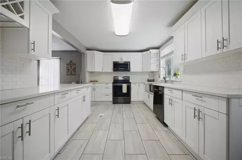 Kitchen - 10 E Southampton Ave, Hampton, VA 23669 photo 1 of 1