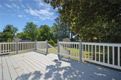 Exterior - 10 E Southampton Ave, Hampton, VA 23669 photo 3 of 6