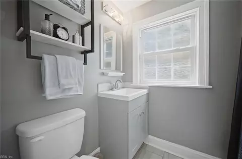 Bath - 10 E Southampton Ave, Hampton, VA 23669 photo 2 of 2