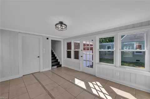 Entry Way - 12 Mcdonald Rd, Hampton, VA 23669 photo 9 of 13