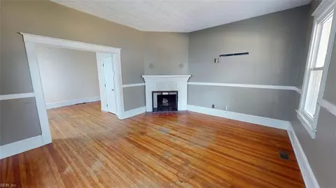 Living - 250 Lee St, Hampton, VA 23669 photo 1 of 4