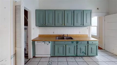 Kitchen - 250 Lee St, Hampton, VA 23669 photo 2 of 2