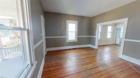Living - 250 Lee St, Hampton, VA 23669 photo 2 of 4