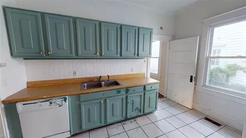Kitchen - 250 Lee St, Hampton, VA 23669 photo 1 of 2