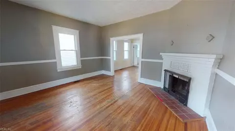 Living - 250 Lee St, Hampton, VA 23669 photo 3 of 4