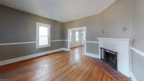 Living - 250 Lee St, Hampton, VA 23669 photo 4 of 4