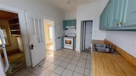 Entry Way - 250 Lee St, Hampton, VA 23669 photo 4 of 10