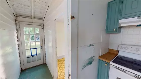 Entry Way - 250 Lee St, Hampton, VA 23669 photo 6 of 10