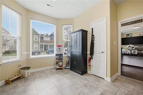 Entry Way - 49 Rockingham Dr, Hampton, VA 23669 photo 4 of 5