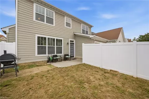 Exterior - 49 Rockingham Dr, Hampton, VA 23669 photo 5 of 9
