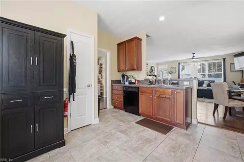Entry Way - 49 Rockingham Dr, Hampton, VA 23669 photo 3 of 5