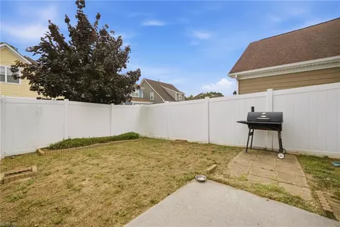 Exterior - 49 Rockingham Dr, Hampton, VA 23669 photo 4 of 9