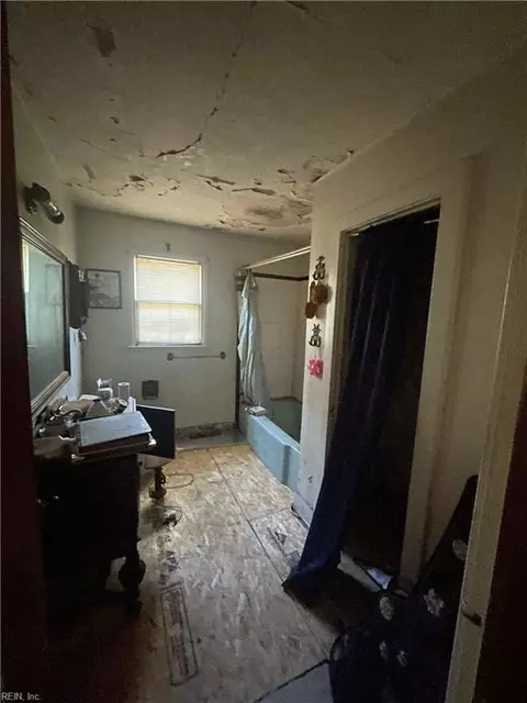 Bath - 121 Abilene Ave, Norfolk, VA 23502 photo 3 of 3