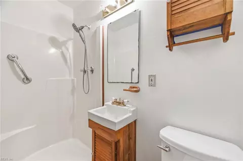 Bath - 24 Ivy Home Rd, Hampton, VA 23669 photo 1 of 4