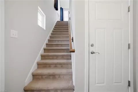 Entry Way - 212 Fishers Ct, Hampton, VA 23666 photo 3 of 4