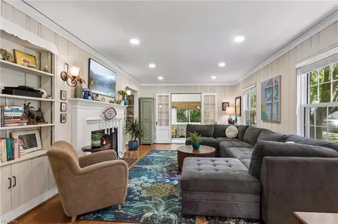Living - 142 Algonquin Rd, Hampton, VA 23661 photo 2 of 2