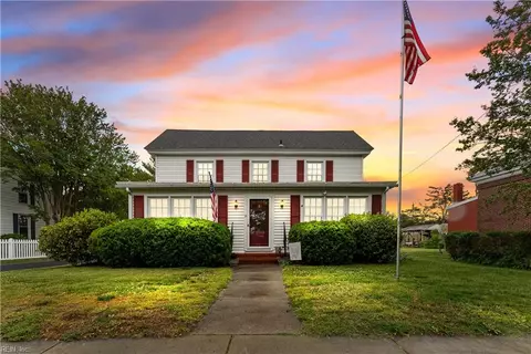 21 Main St, Wachapreague, VA 23480