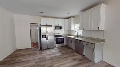 Entry Way - 546 3rd Ave, Suffolk, VA 23434 photo 3 of 10