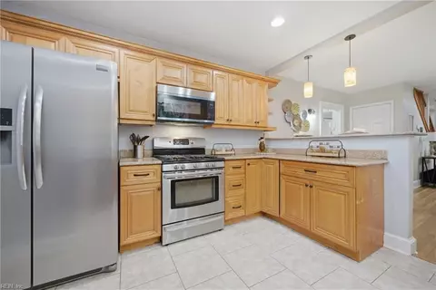 Kitchen - 104 E Severn Rd, Norfolk, VA 23505 photo 4 of 5