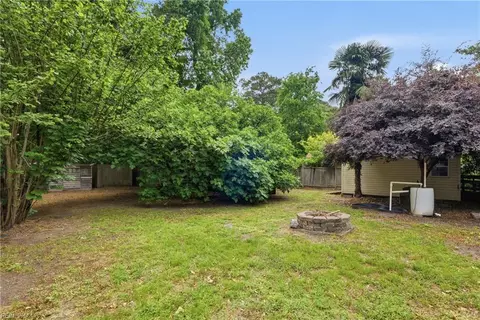 Exterior - 104 E Severn Rd, Norfolk, VA 23505 photo 7 of 9
