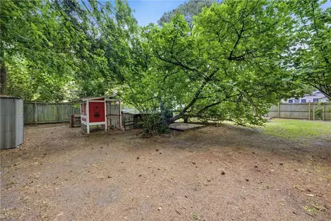 Exterior - 104 E Severn Rd, Norfolk, VA 23505 photo 6 of 9