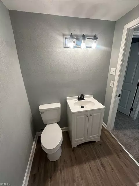 Bath - 6427 Faraday Ct, Norfolk, VA 23513 photo 3 of 3