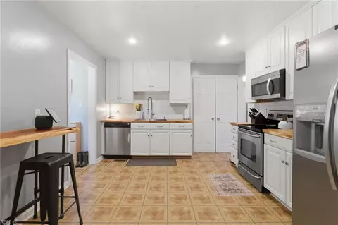 Kitchen - 232 Martha Lee Dr, Hampton, VA 23666 photo 4 of 5