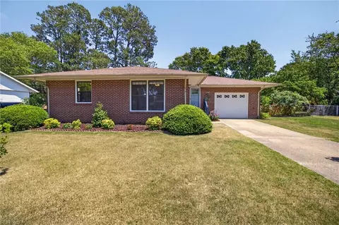 208 Edgewood Dr, Smithfield, VA 23430