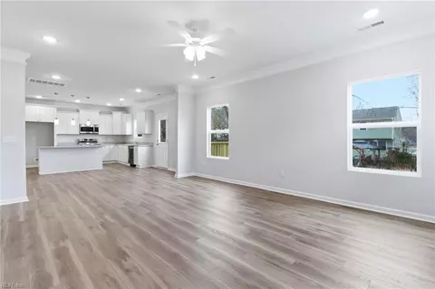 Living - 2 Tiffany Ln, Hampton, VA 23664 photo 3 of 3