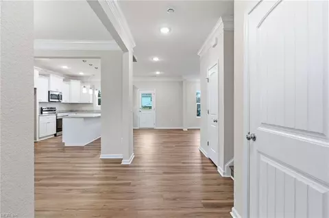 Entry Way - 2 Tiffany Ln, Hampton, VA 23664 photo 2 of 7