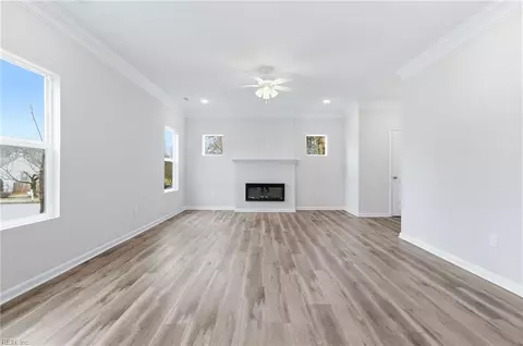 Living - 2 Tiffany Ln, Hampton, VA 23664 photo 2 of 3