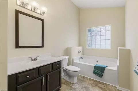 Bath - 3 Nicole Ct, Hampton, VA 23669 photo 2 of 4