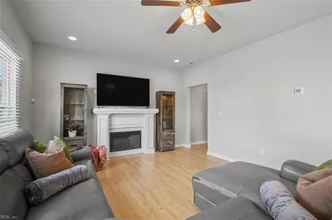 Entry Way - 509 Owens St, Hampton, VA 23669 photo 2 of 5