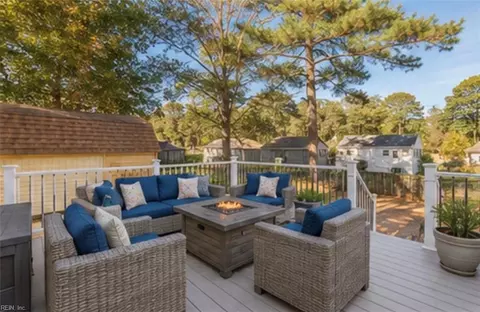 Exterior - 725 Beach Rd, Hampton, VA 23664 photo 4 of 8