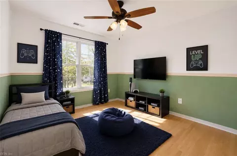 Bedroom - 725 Beach Rd, Hampton, VA 23664 photo 1 of 5
