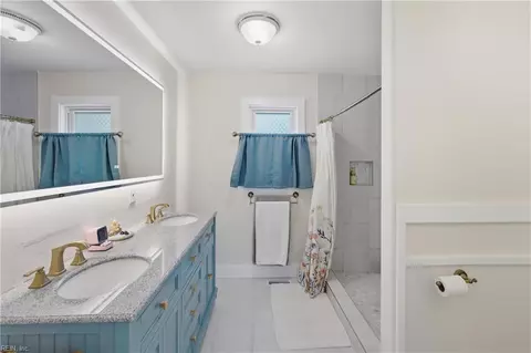 Bath - 23 Clover St, Hampton, VA 23669 photo 2 of 4