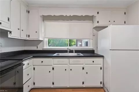 Kitchen - 200 Valirey Dr, Hampton, VA 23669 photo 4 of 4