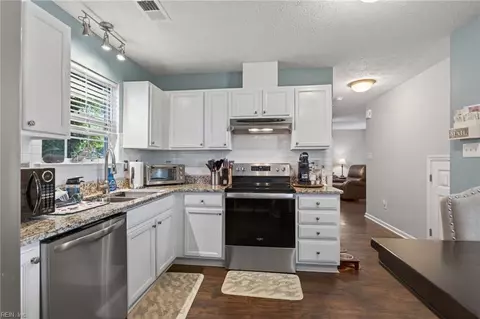 Kitchen - 11 Knox Pl, Hampton, VA 23669 photo 2 of 2