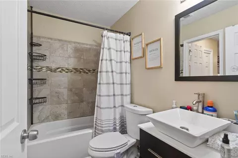 Bath - 11 Knox Pl, Hampton, VA 23669 photo 2 of 2