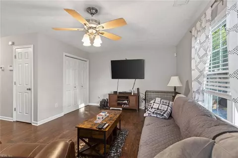 Living - 11 Knox Pl, Hampton, VA 23669 photo 1 of 1