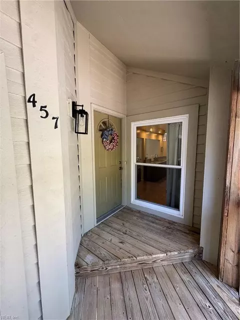 457 E Lake Cir, Chesapeake, VA 23322