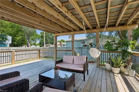 Exterior - 2 Pavilion Pl, Hampton, VA 23664 photo 3 of 15