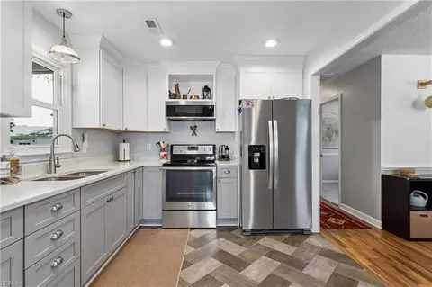 Kitchen - 2 Pavilion Pl, Hampton, VA 23664 photo 3 of 5
