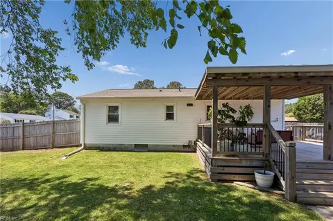 Exterior - 2 Pavilion Pl, Hampton, VA 23664 photo 9 of 15