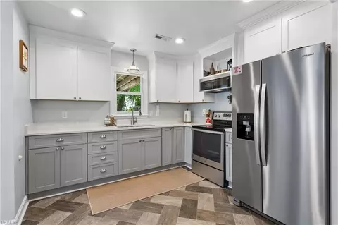 Kitchen - 2 Pavilion Pl, Hampton, VA 23664 photo 5 of 5