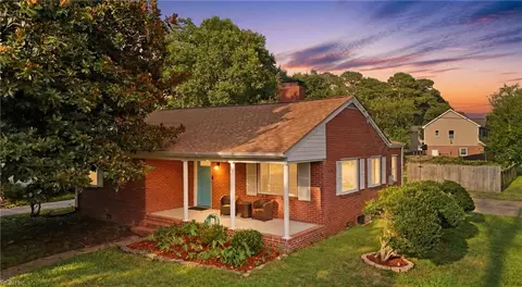 1324 Hawthorne Dr, Chesapeake, VA 23325