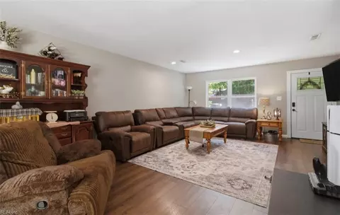 Entry Way - 6581 Pine Haven Cir, Gloucester, VA 23061 photo 3 of 4