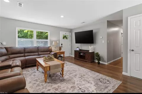 Entry Way - 6581 Pine Haven Cir, Gloucester, VA 23061 photo 2 of 4